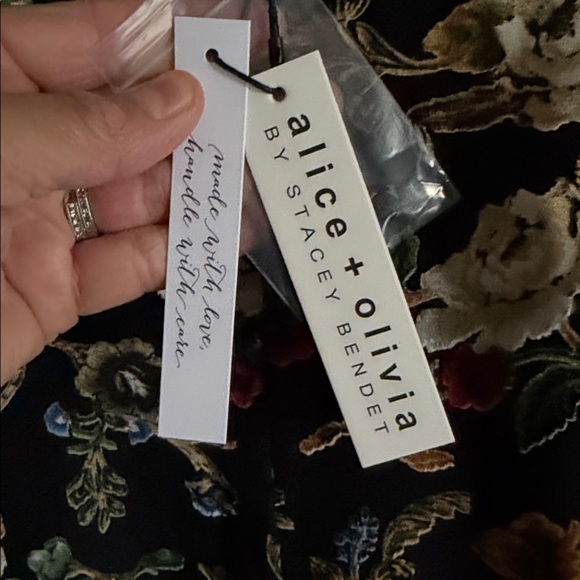 Alice + Olivia
Mona Floral Burnout
Long Sleeve Midi Dress ‼️‼️ - Picture 8 of 8